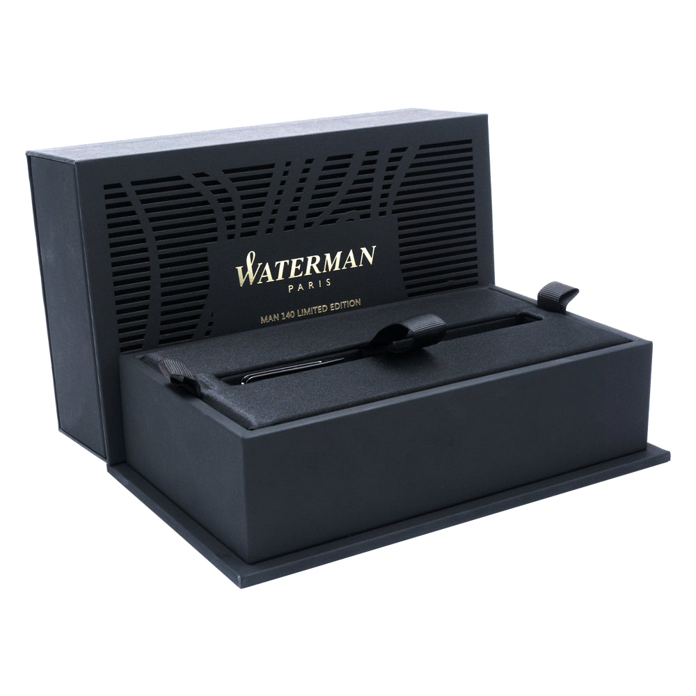 Écrin Waterman pour le stylo plume Man 140 Édition Limitée, présenté ouvert sur un fond blanc. Cet écrin élégant et luxueux reflète la sophistication du stylo et offre une présentation parfaite pour les collectionneurs.