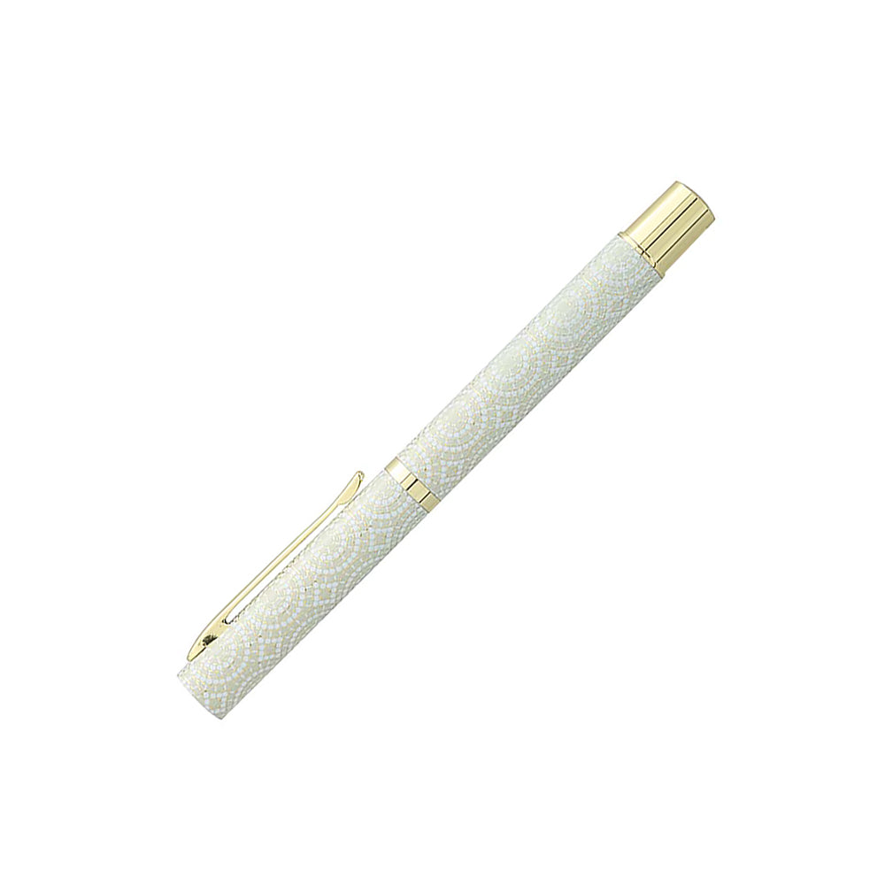 Stylo Plume Plumo Doria Blanc Motif Cercle à 45° avec capuchon fermé, angle 1 sur fond blanc.