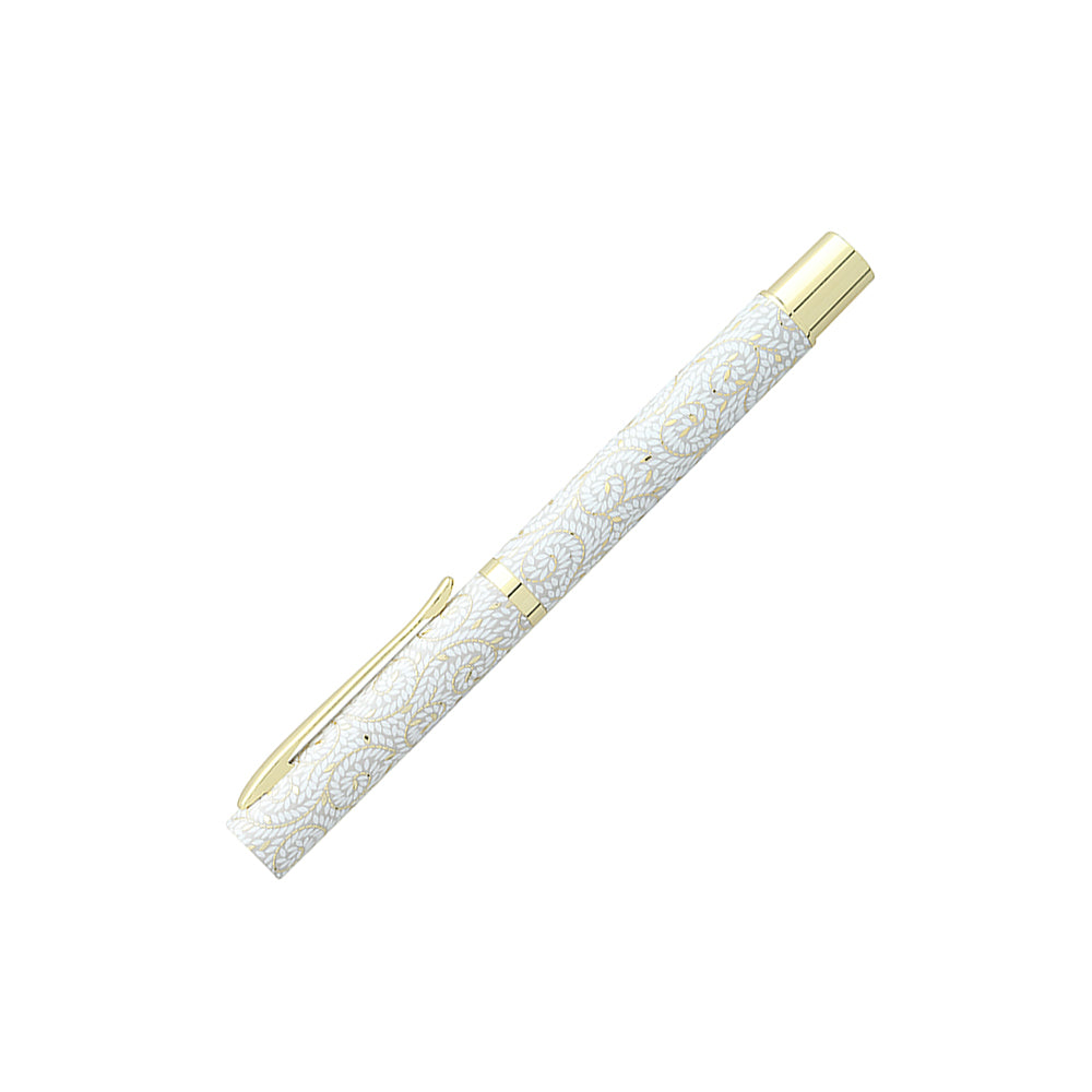 Stylo Roller Plumo Doria Blanc Motif Pétale à 45° avec capuchon fermé sur fond blanc.