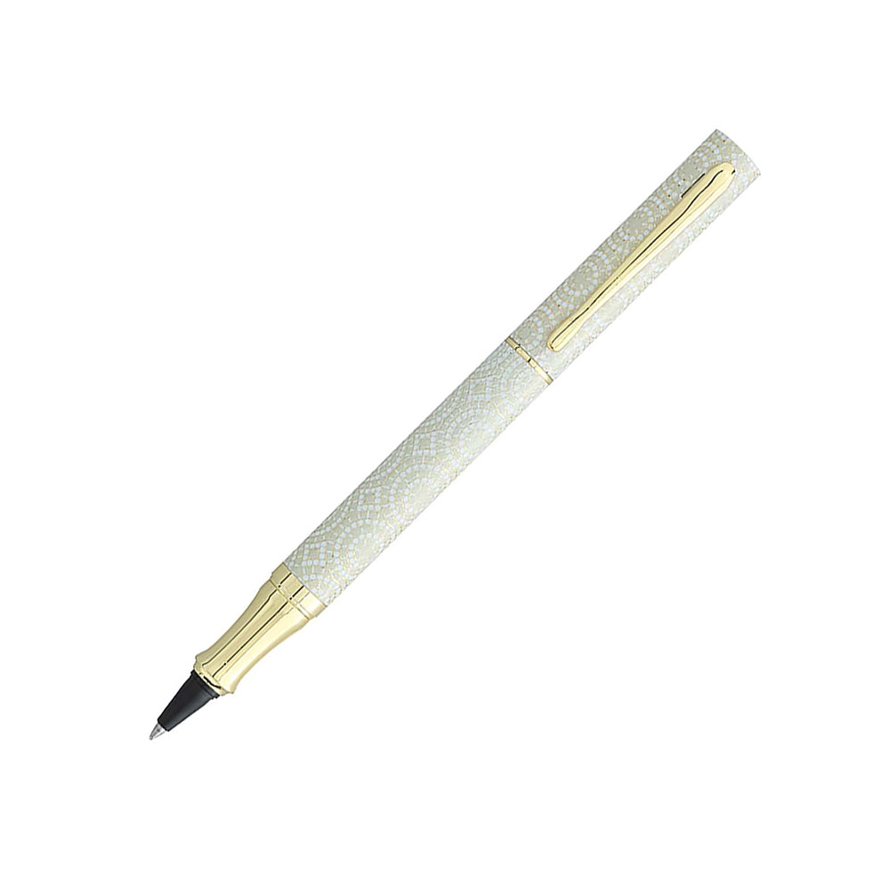 Stylo Roller Plumo Doria Motifs Blanc en Cercle avec Attributs Dorés à 45° sur fond blanc.