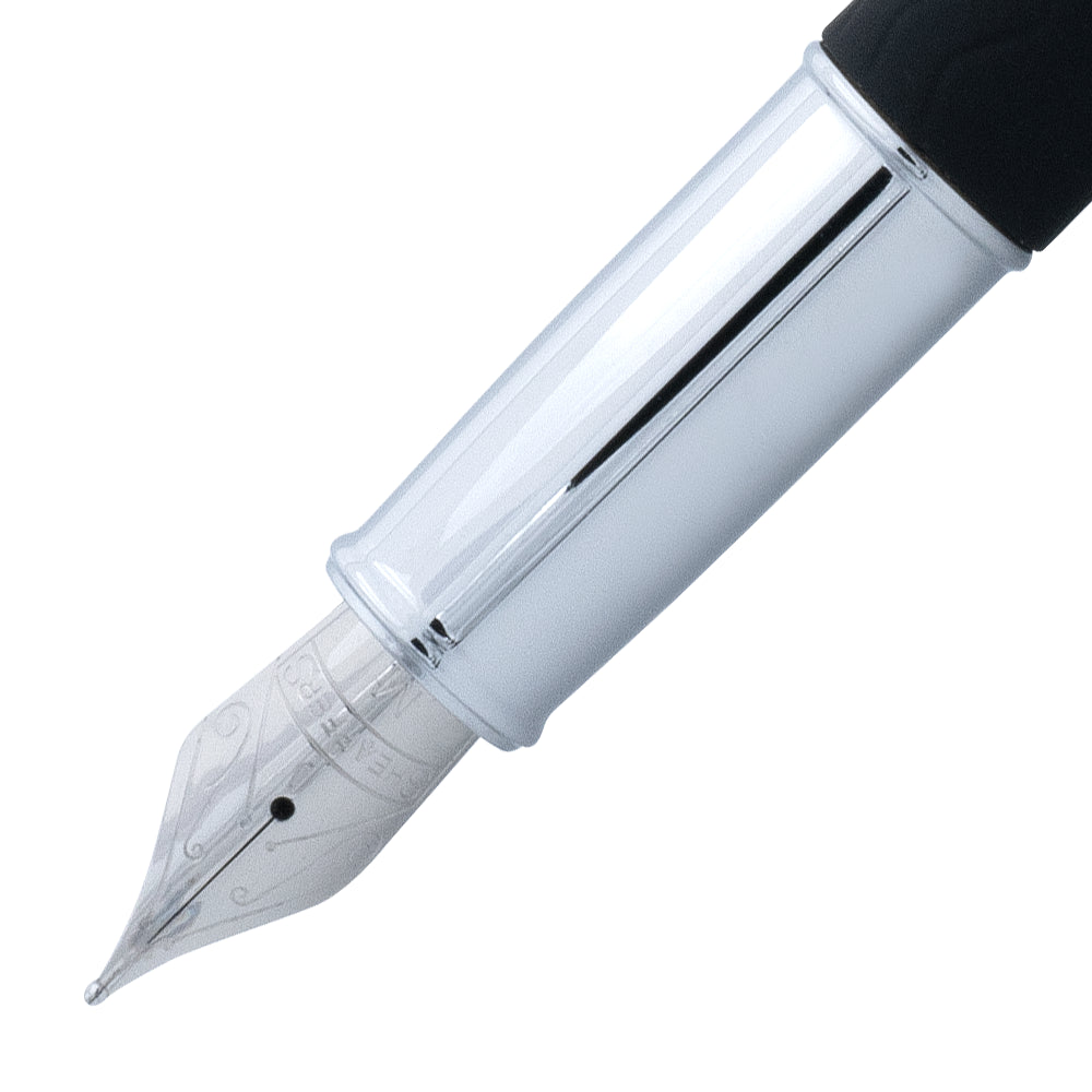 Focus sur la plume du stylo plume Sheaffer Ferrari 100, mettant en avant les détails sophistiqués et la précision de l'écriture. La plume assure une expérience d'écriture fluide et élégante.