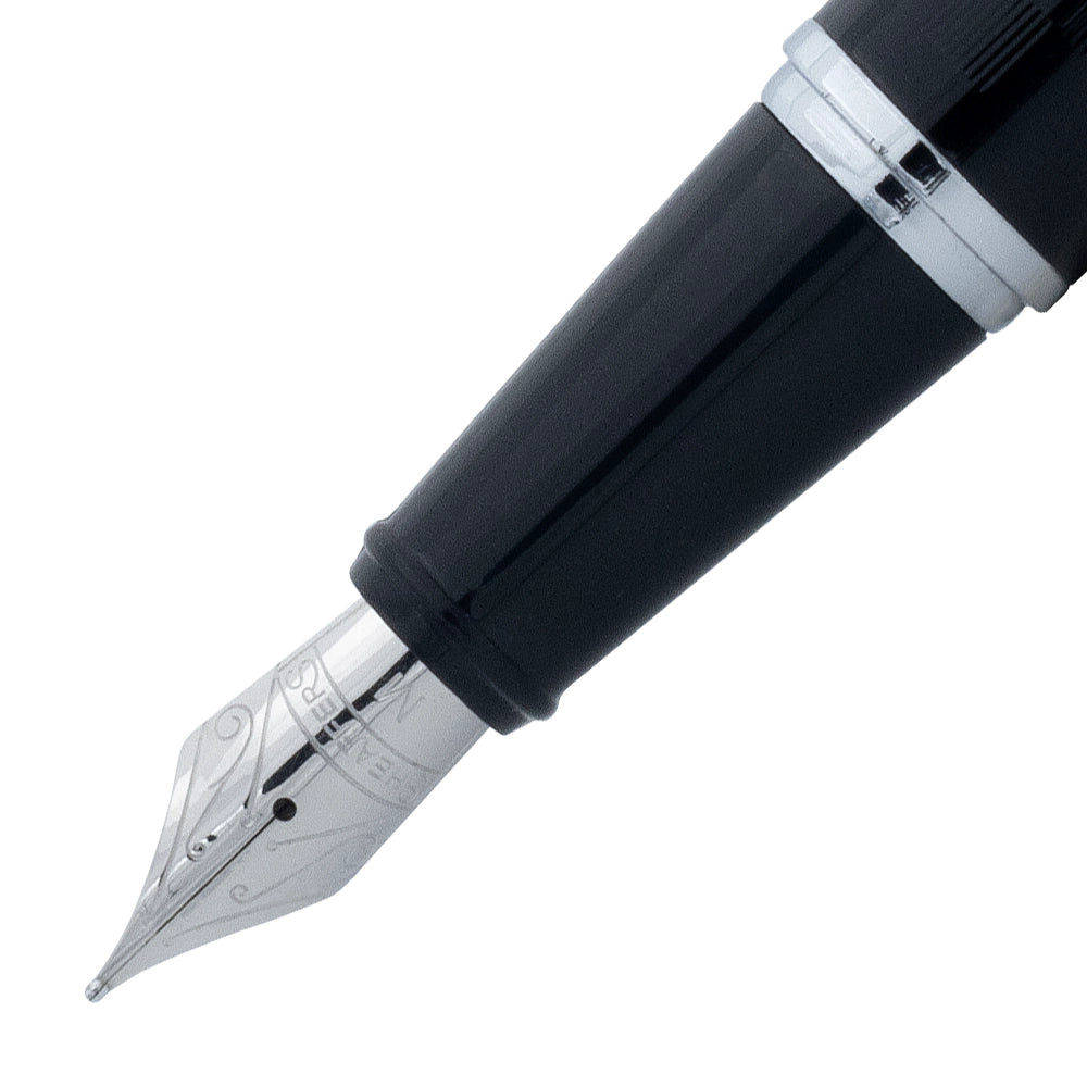 Focus sur la plume du stylo plume Sheaffer Ferrari, montrant les détails raffinés et la précision de l'écriture. La plume est conçue pour offrir une expérience d'écriture fluide et agréable.