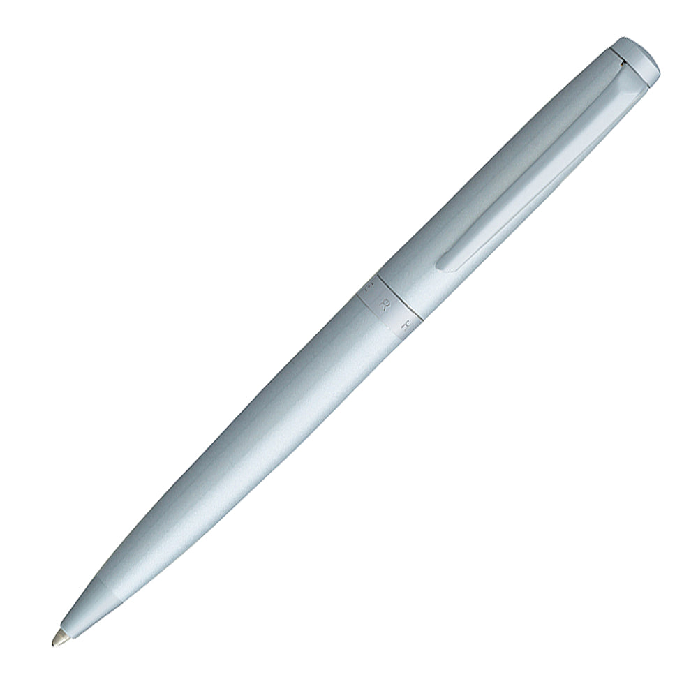 Stylo bille Hechter Paris Avenue Hoche Basic Chrome, présenté à 45° sur fond blanc - vue 1.