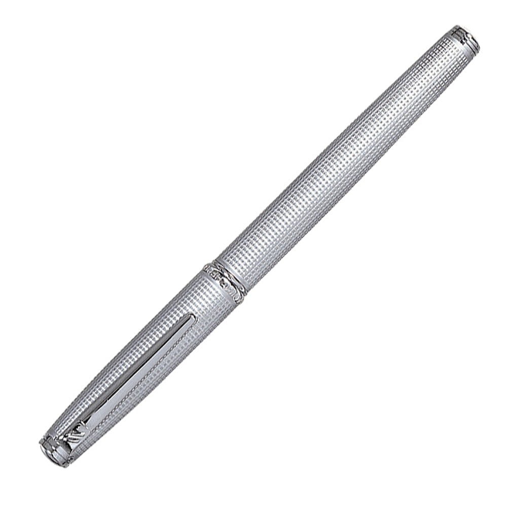 Stylo plume Hechter Paris Challenger Silver Quadrillé Satiné Chromé, présenté à 45° fermé sur fond blanc.