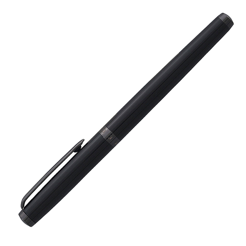 Stylo roller Hechter Paris Avenue Hoche Basic Black Gun, présenté à 45° fermé sur fond blanc (vue 1).