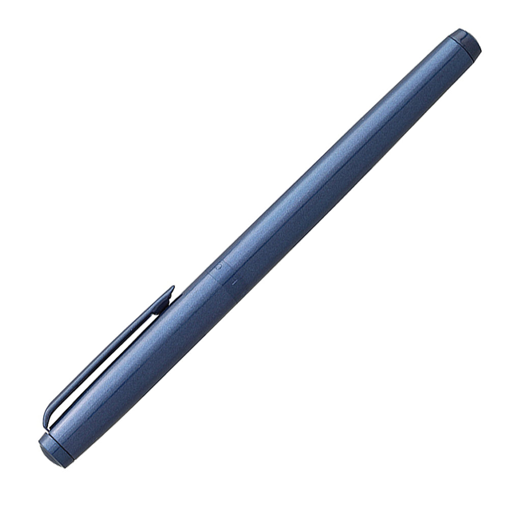 Stylo roller Hechter Paris Avenue Hoche Effet Irisée Bleu, présenté à 45° fermé sur fond blanc.