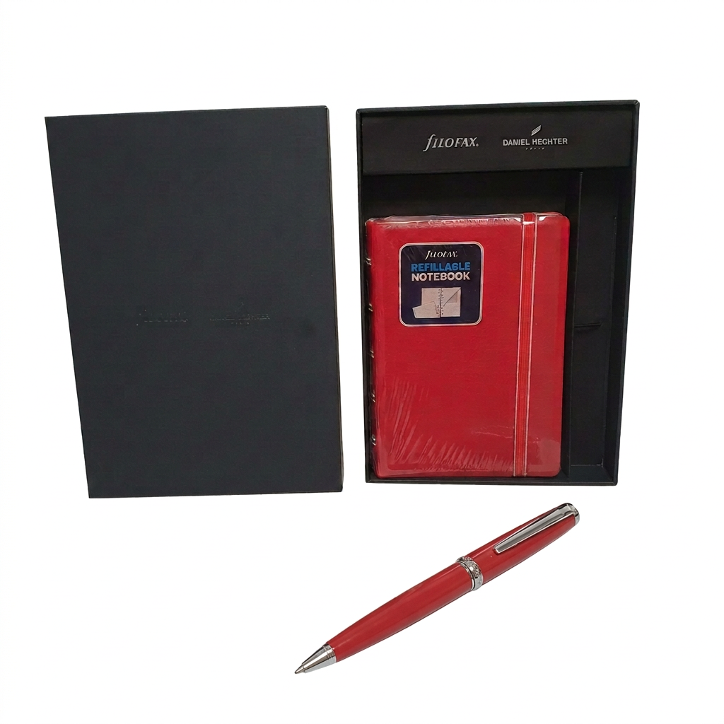 Coffret carnet Filofax A6 et stylo bille Daniel Hechter Challenger rouge avec couvercle sur fond blanc, FH11502EC