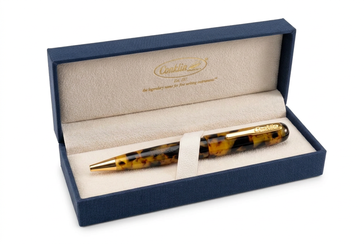 Stylo bille Conklin All American Tortoiseshell présenté dans un écrin ouvert sur fond extra blanc