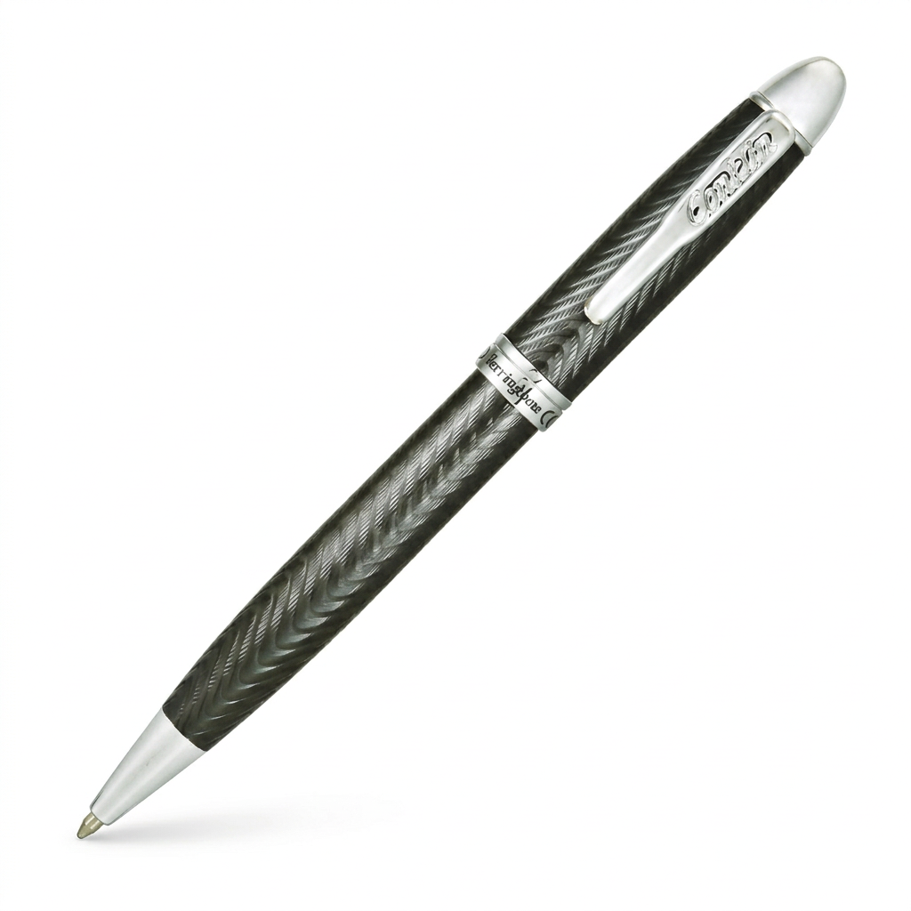 Stylo bille Conklin Herringbone Gun Metal à motif chevrons, présenté à 45 degrés sur fond blanc