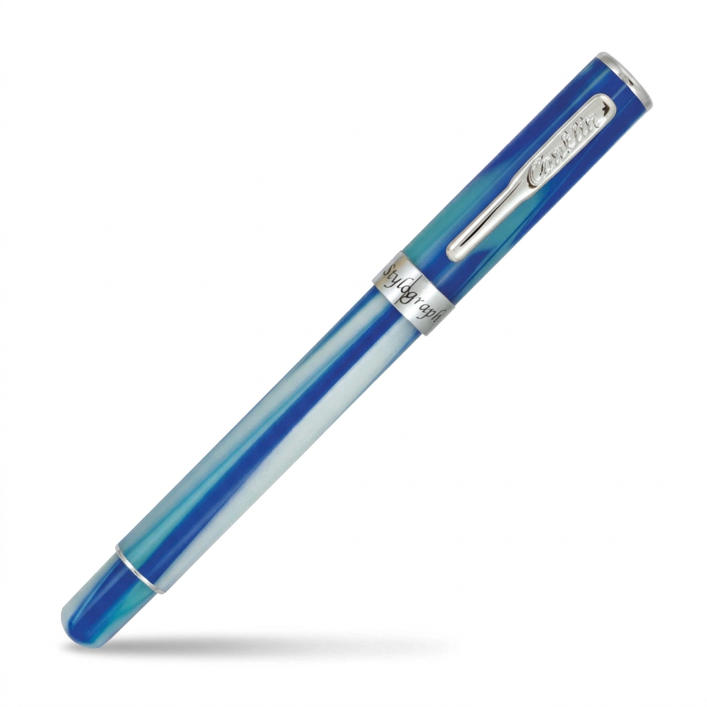 Stylo plume Conklin Stylograph Arctic Blue fermé à 45 degrés sur fond extra blanc