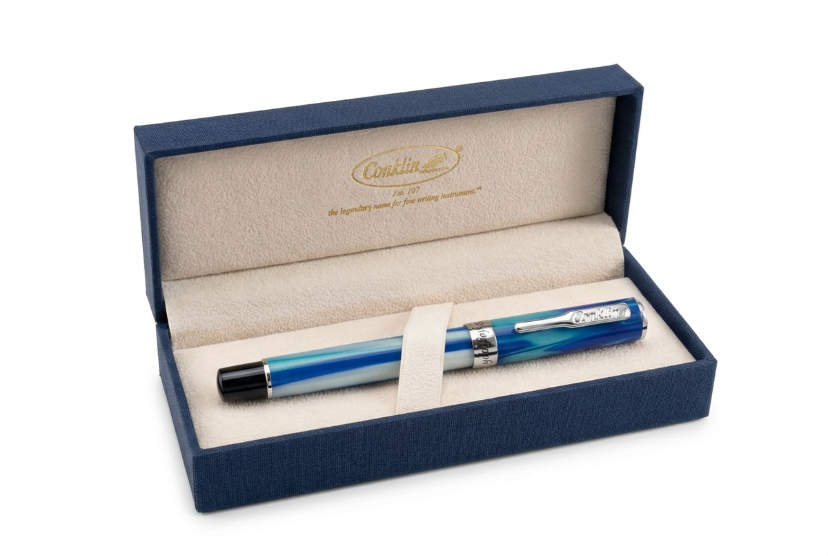Stylo plume Conklin Stylograph Arctic Blue dans un écrin ouvert sur fond extra blanc