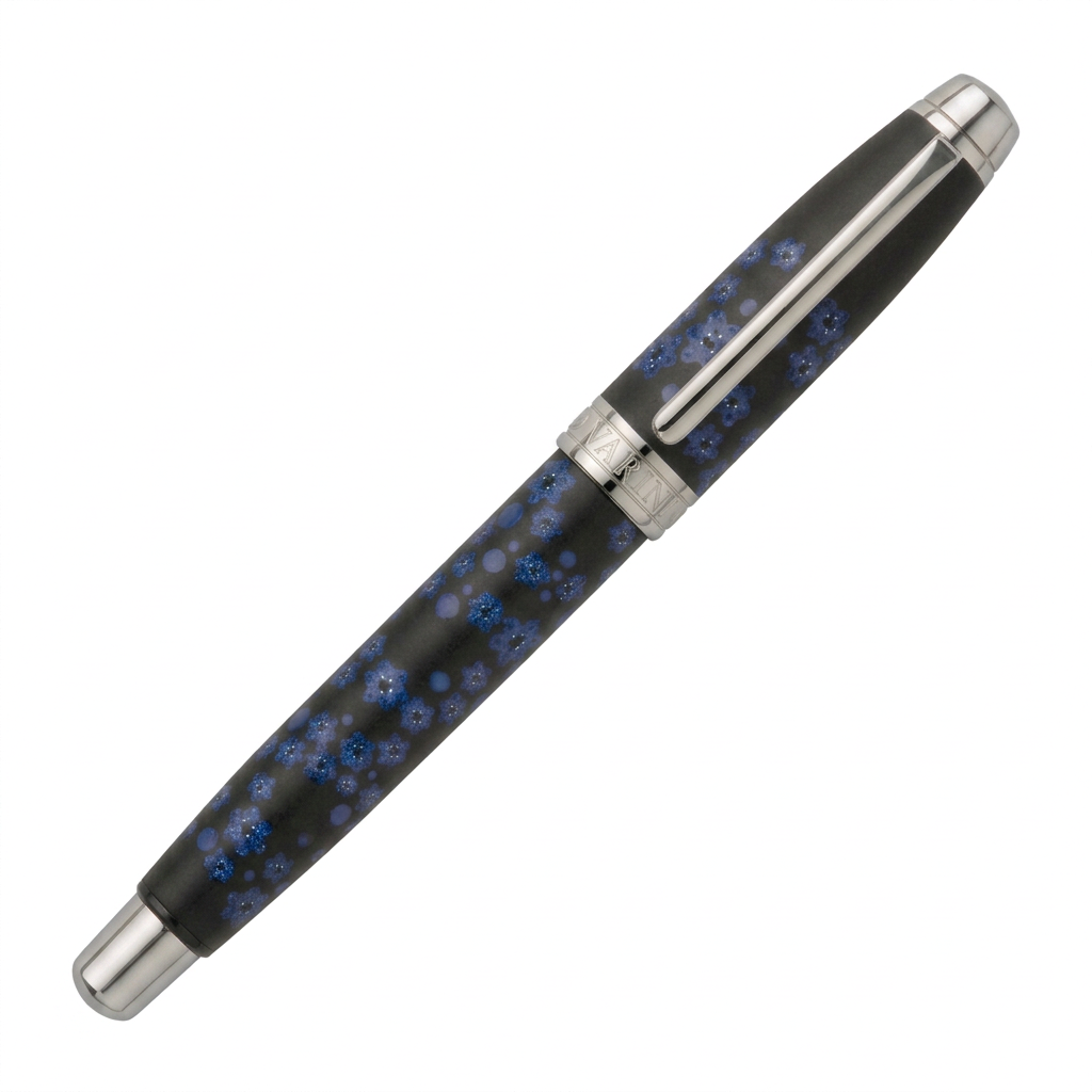 Stylo plume Enzo Varini Mini Taormina Flowers bleu et noir SE824146A fermé sur fond blanc