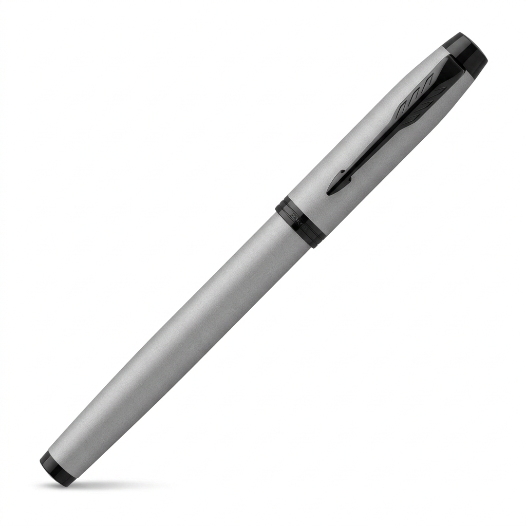 Stylo plume Parker IM Achromatic gris mat et noir fermé à 45 degrés