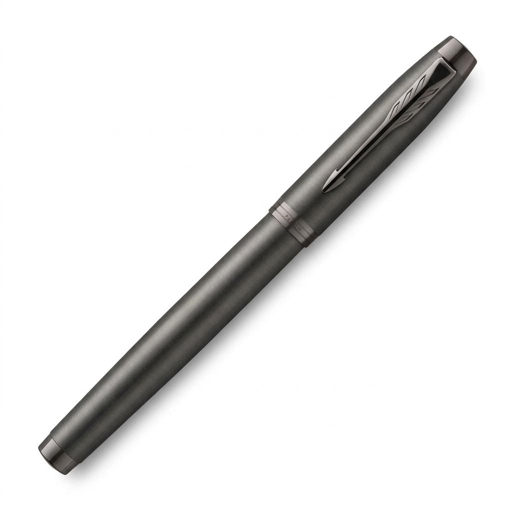 Stylo plume Parker IM Monochrome gris acier sur fond blanc