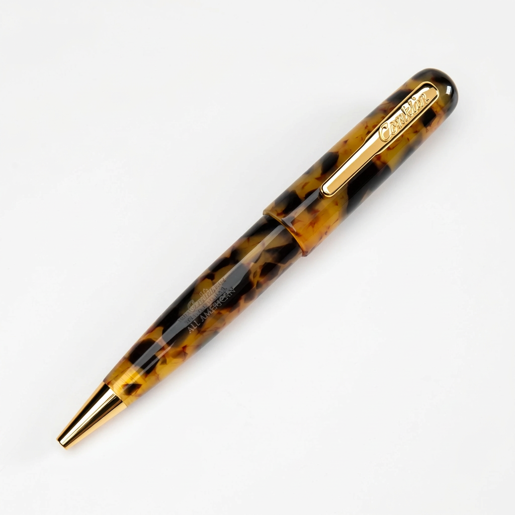 Stylo bille Conklin All American Tortoiseshell, résine ambrée et brune et attributs dorés, sur fond blanc