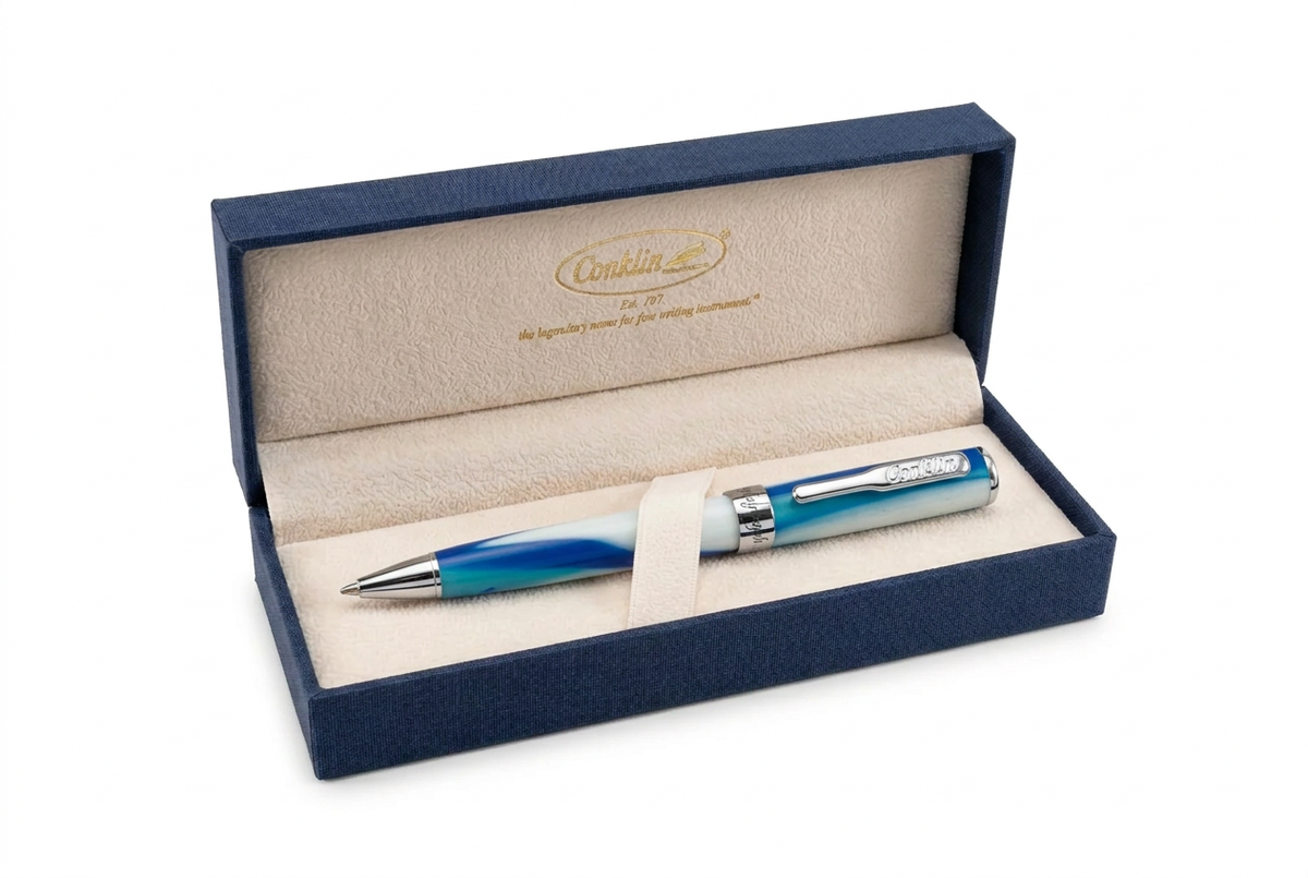 Stylo bille Conklin Stylograph Arctic Blue dans un écrin ouvert sur fond extra blanc