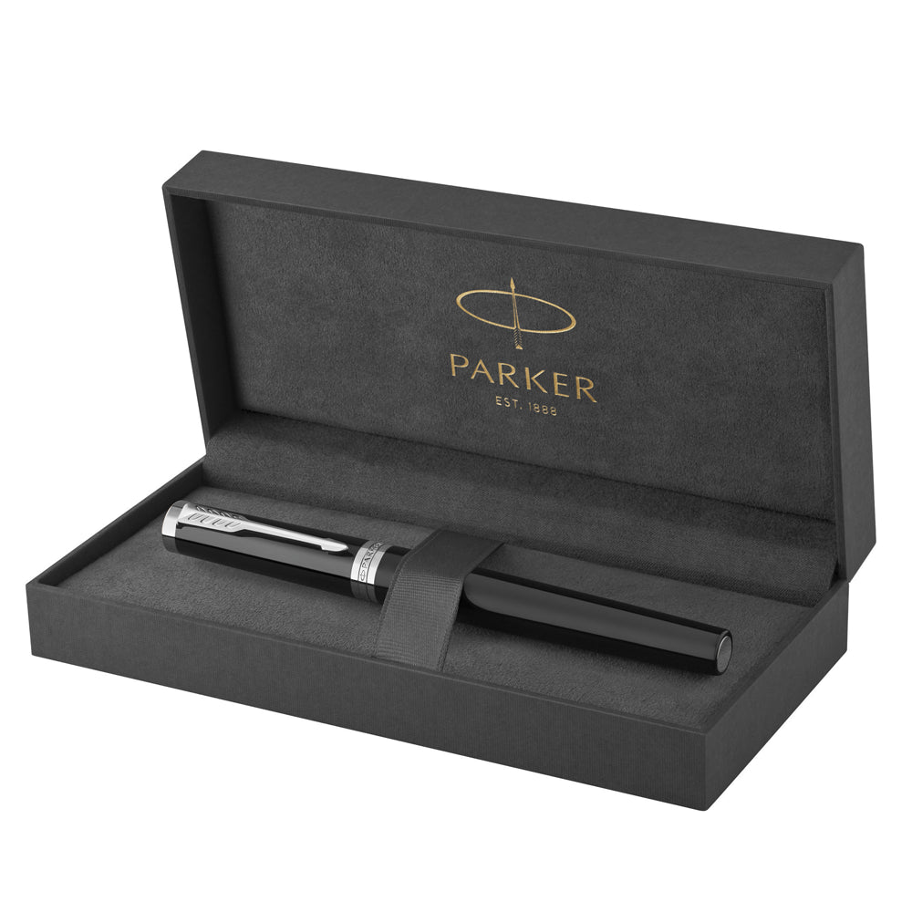 Stylo-plume Parker Ingenuity noir avec finition chrome présenté dans un écrin élégant, parfait pour une présentation de luxe.