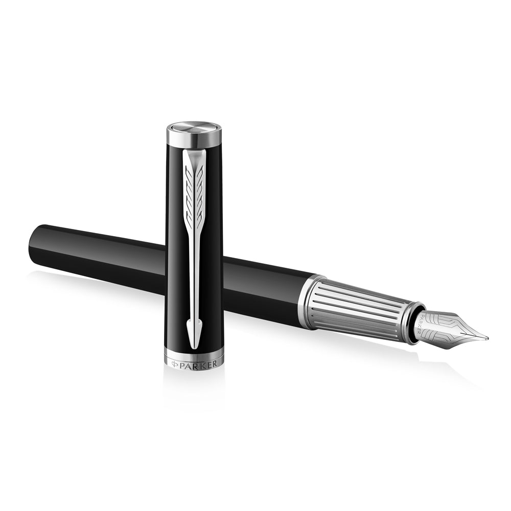 Stylo-plume Parker Ingenuity en noir avec finition chrome, présenté à plat. Met en avant le design élégant et moderne du stylo.