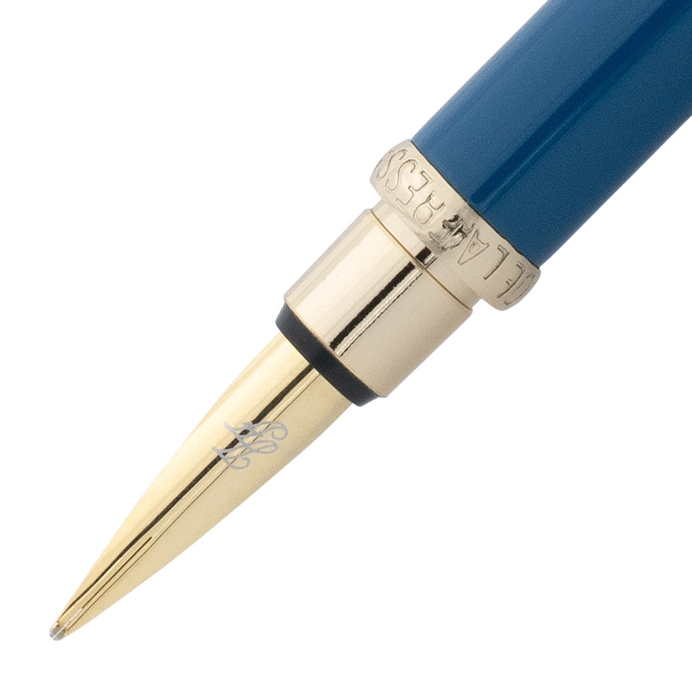 Un gros plan de la plume du stylo plume bleu sarcelle avec attributs dorés de la marque Inès de la Fressange. La plume est visible en détail, avec le stylo incliné à 45 degrés et le bouchon retiré.