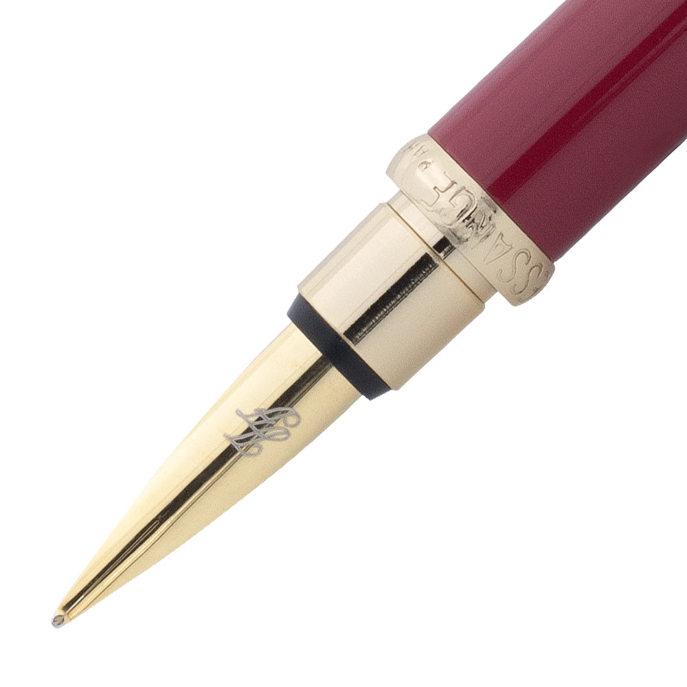 Un gros plan de la plume du stylo plume bordeaux rouge avec attributs dorés de la marque Inès de la Fressange. La plume est visible en détail, avec le stylo incliné à 45 degrés et le bouchon retiré, placé parallèlement au stylo, sur un fond blanc.