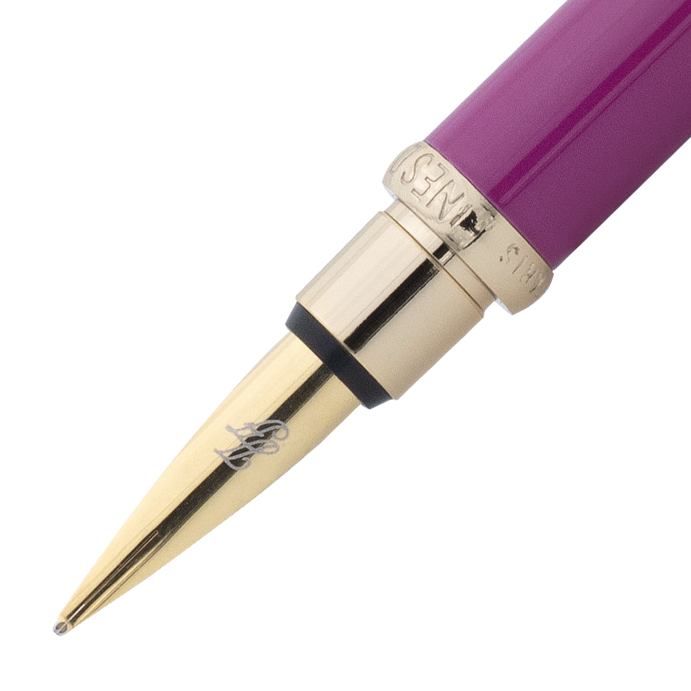 Un gros plan de la plume du stylo plume fuchsia avec attributs dorés de la marque Inès de la Fressange. La plume est visible en détail, avec le stylo incliné à 45 degrés et le bouchon retiré, placé parallèlement au stylo, sur un fond blanc.