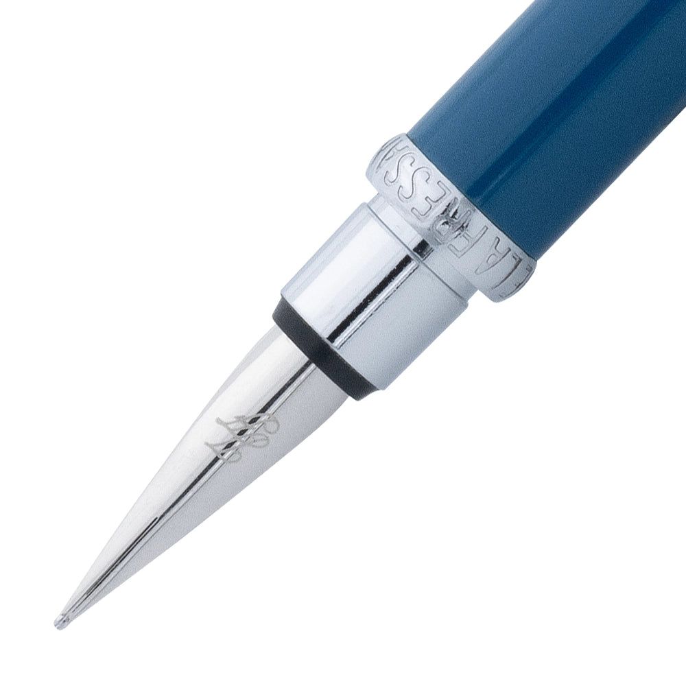 Un gros plan de la plume du stylo plume Premier bleu sarcelle avec attributs chromés de la marque Inès de la Fressange. La plume est visible en détail, avec le stylo incliné à 45 degrés et le bouchon retiré, placé parallèlement au stylo, sur un fond blanc.