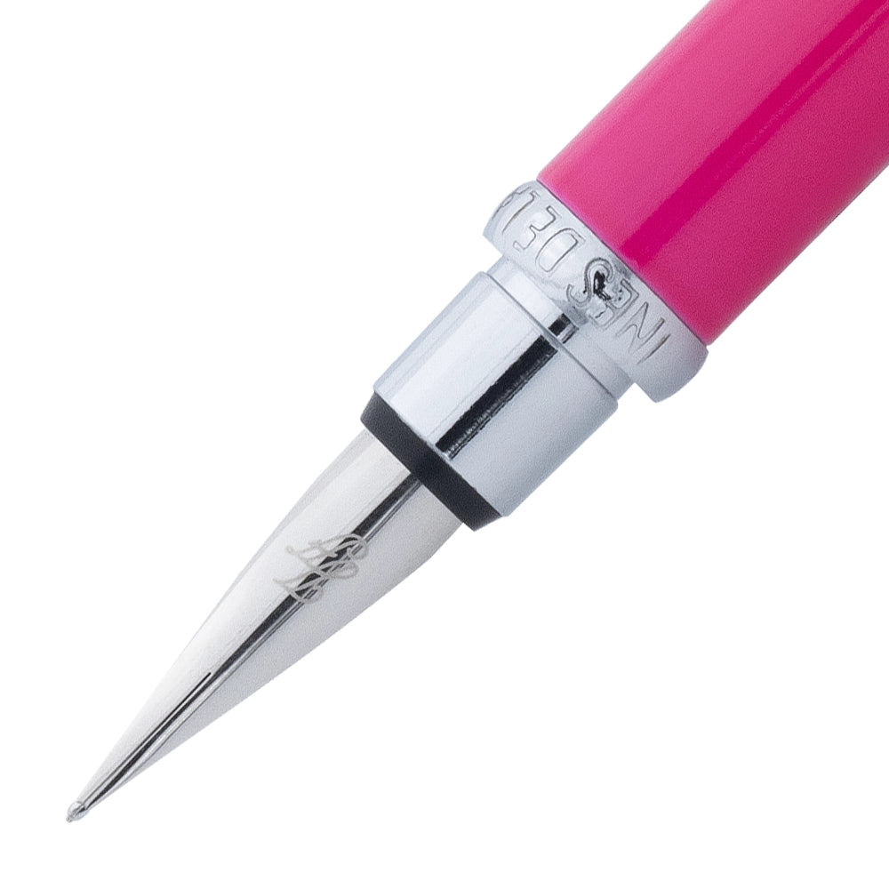 Un gros plan de la plume du stylo plume rose rouge avec attributs chromés de la marque Inès de la Fressange. La plume est visible en détail, avec le stylo incliné à 45 degrés et le bouchon retiré, placé parallèlement au stylo, sur un fond blanc.