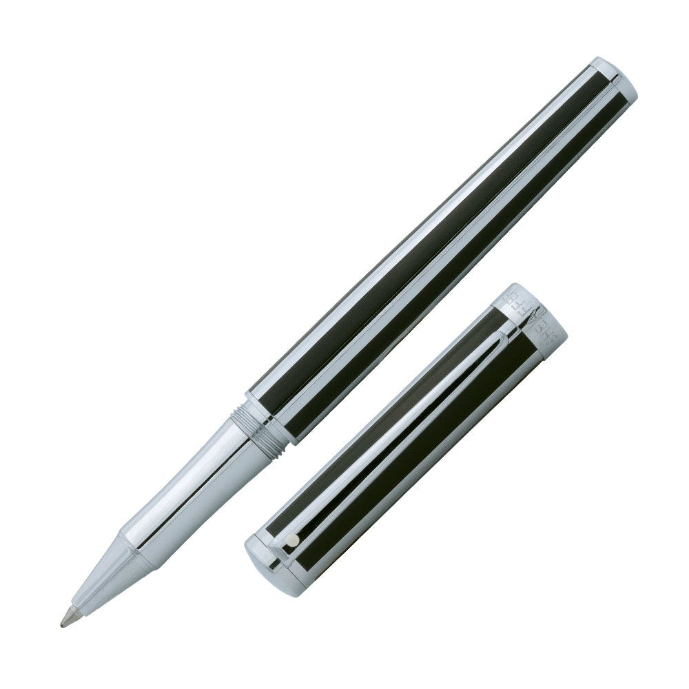 Stylo roller Sheaffer Intensity en noir chrome, présenté à un angle de 45°, mettant en avant son design moderne et sa finition élégante.