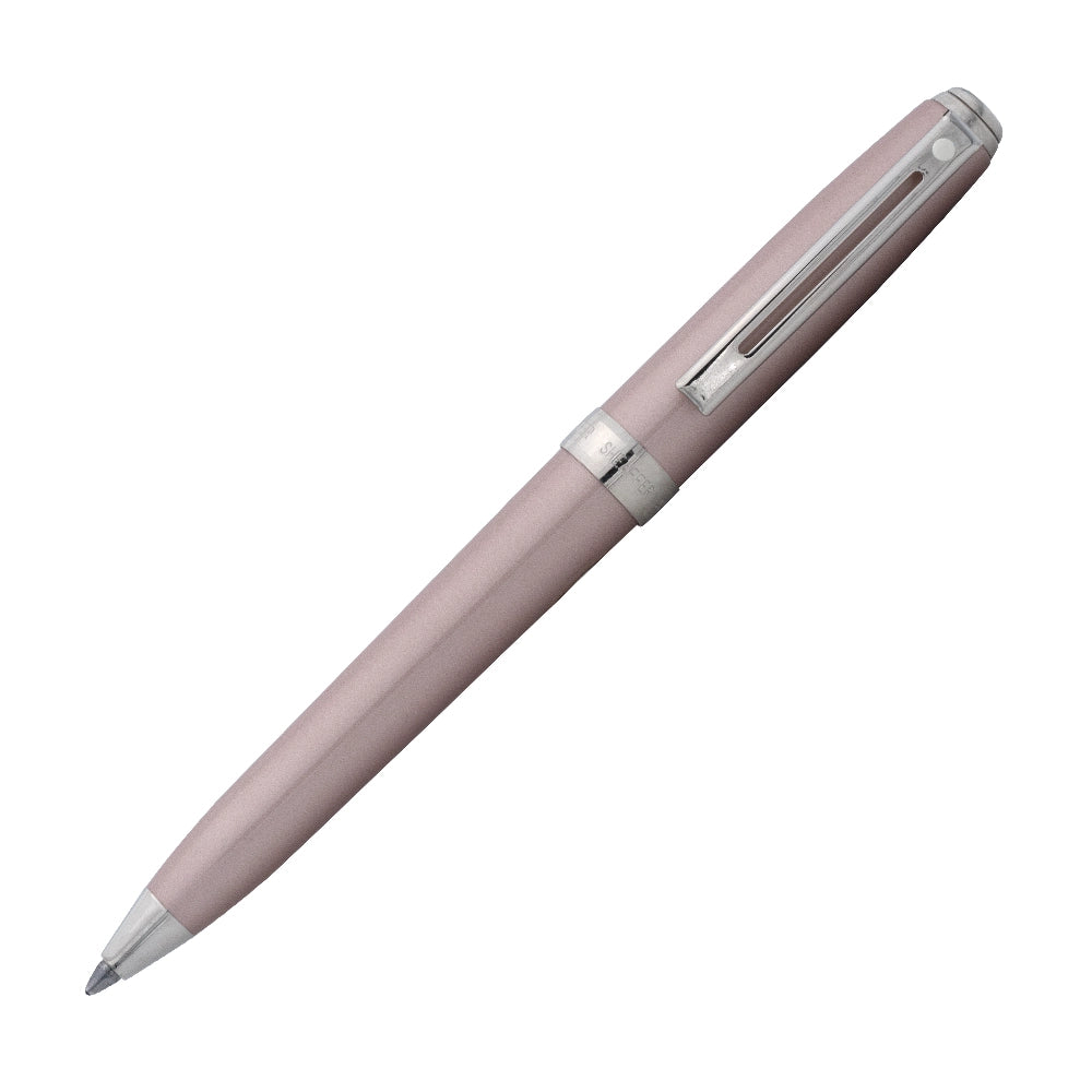 Stylo bille Sheaffer Mini Prelude en finition rose chrome, présenté à un angle de 45°, mettant en avant son design élégant et ses attributs raffinés.