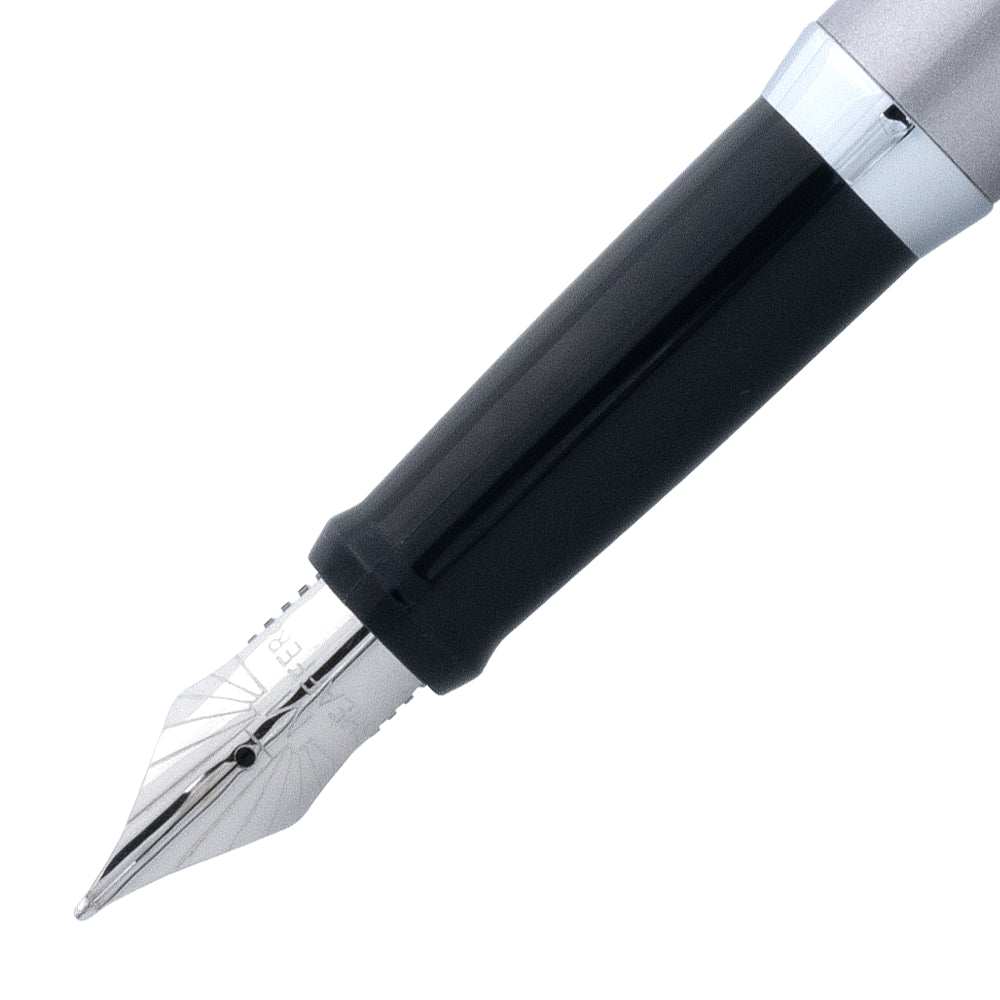 Gros plan sur la plume du stylo plume Sheaffer Sagaris en argent métallisé, montrant les détails de la qualité d'écriture et du design.