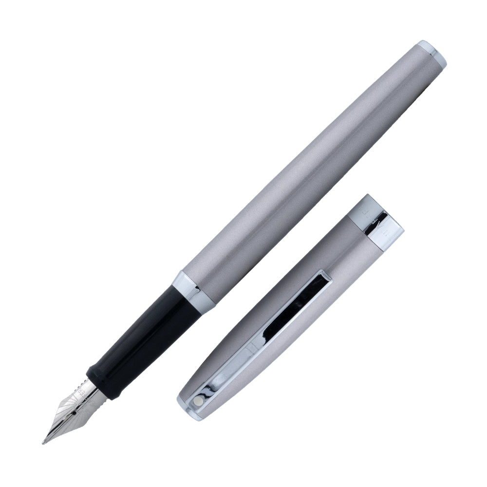 Stylo plume Sheaffer Sagaris en argent métallisé, présenté à un angle de 45°, mettant en valeur son design élégant et sa finition raffinée.