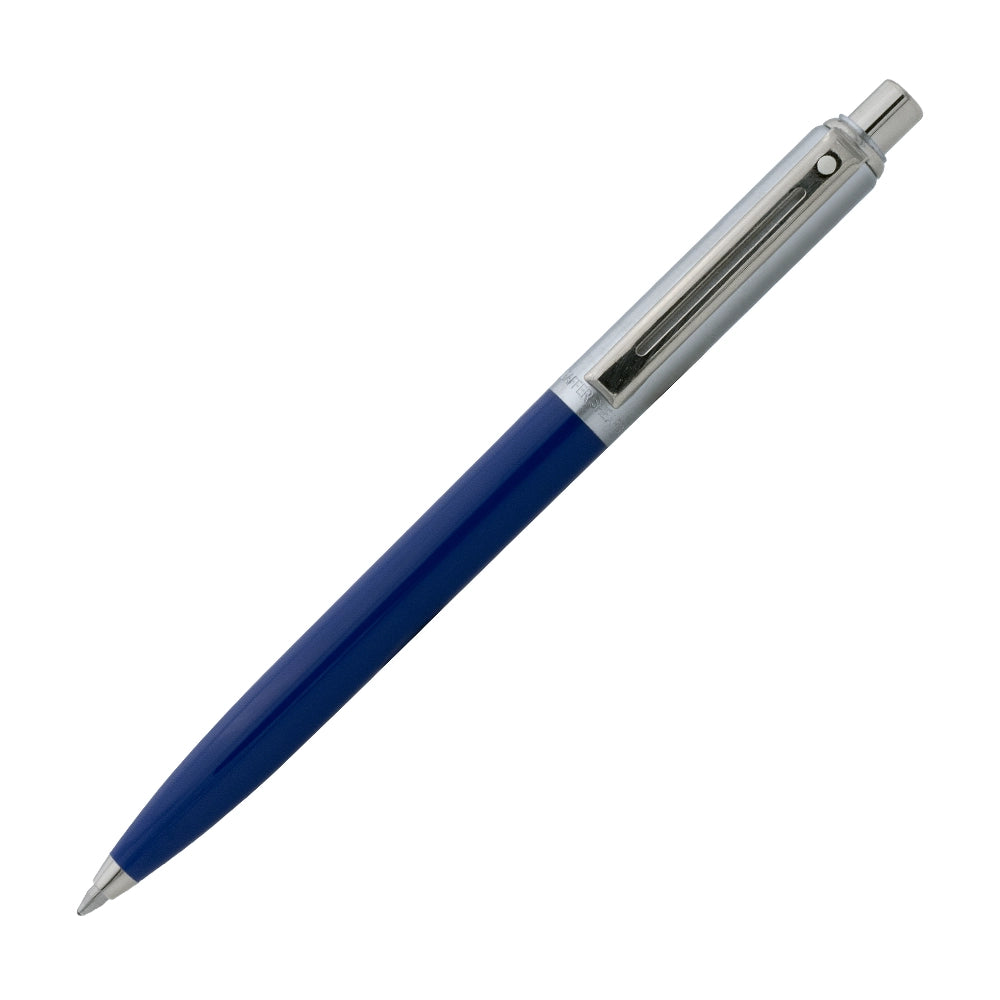 Stylo bille Sheaffer Sentinel en bleu chrome brossé, présenté à un angle de 45°, mettant en valeur son design moderne et sa finition élégante.