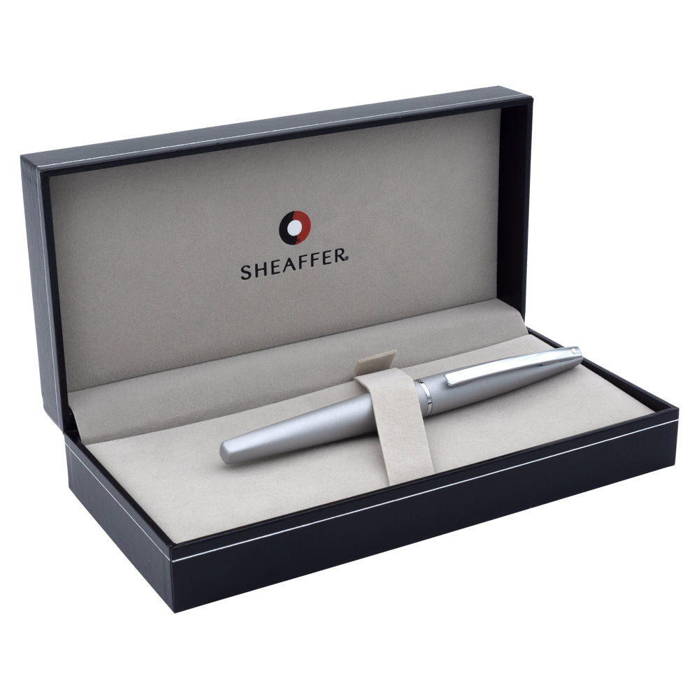 Stylo plume Sheaffer Taranis en acier, présenté dans un écrin élégant, offrant une présentation raffinée et professionnelle.