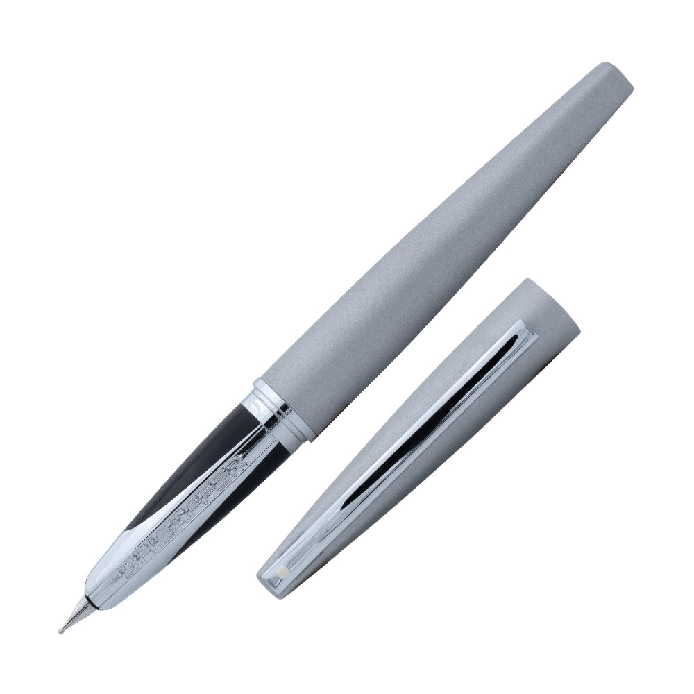 Stylo plume Sheaffer Taranis en acier, présenté à un angle de 45°, mettant en valeur son design moderne et sa finition en acier brossé.