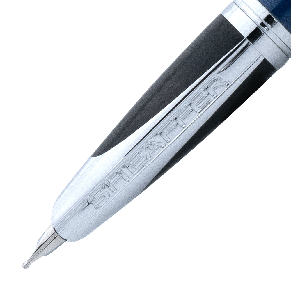 Gros plan sur la plume du stylo plume Sheaffer Taranis bleu métallique, soulignant la précision et la qualité de l'écriture.