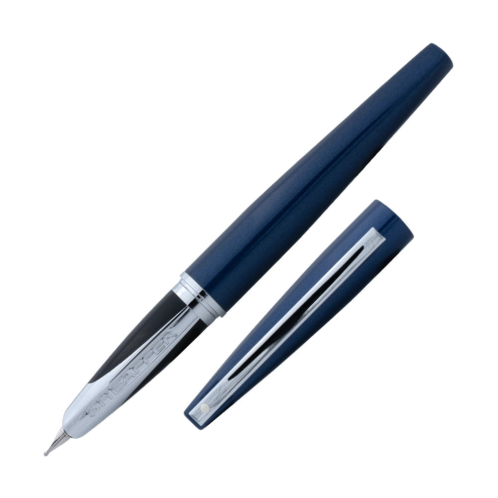 Stylo plume Sheaffer Taranis en bleu métallique, présenté à un angle de 45°, mettant en avant son design élégant et sa finition en bleu brillant.