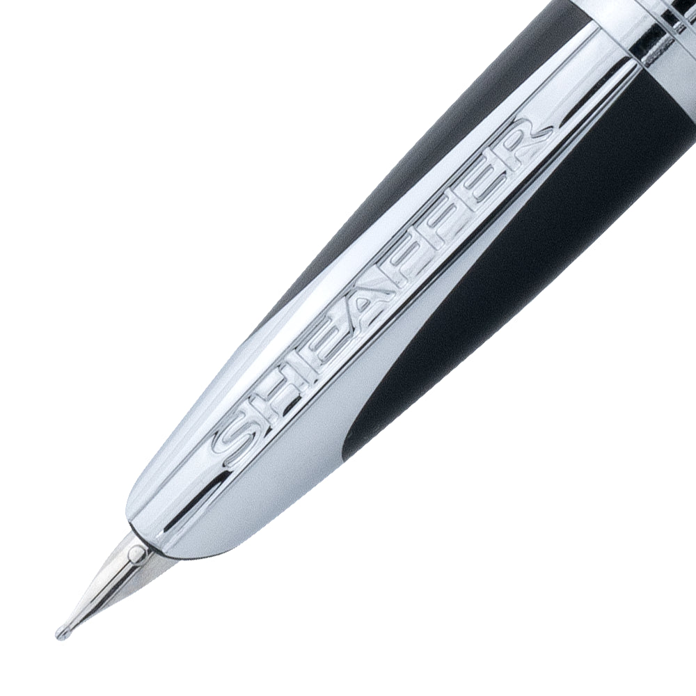 Gros plan sur la plume du stylo plume Sheaffer Taranis Sleek Chrome, montrant les détails précis et la qualité de l'écriture.