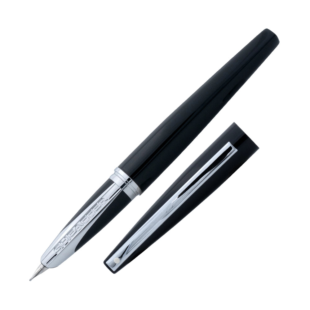 Stylo plume Sheaffer Taranis en chrome brillant, présenté à un angle de 45°, mettant en valeur son design moderne et sa finition lisse.