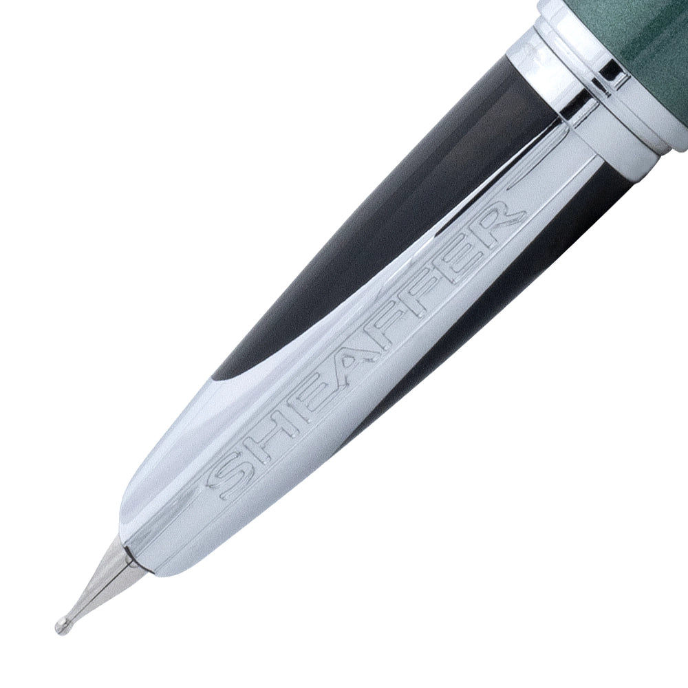 Gros plan sur la plume du stylo plume Sheaffer Taranis, mettant en évidence la qualité et la précision de l'écriture.