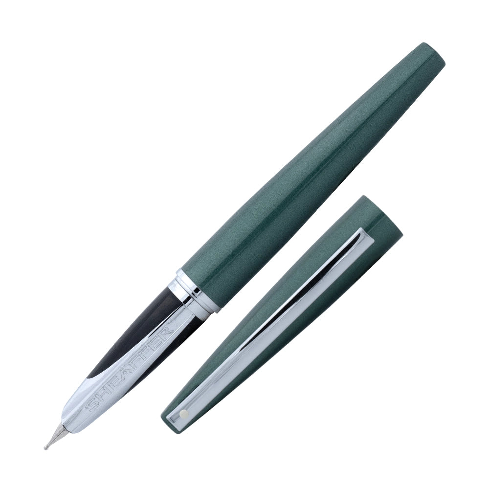 Stylo plume Sheaffer Taranis, présenté à un angle de 45°, soulignant son design distinctif et sa finition élégante.