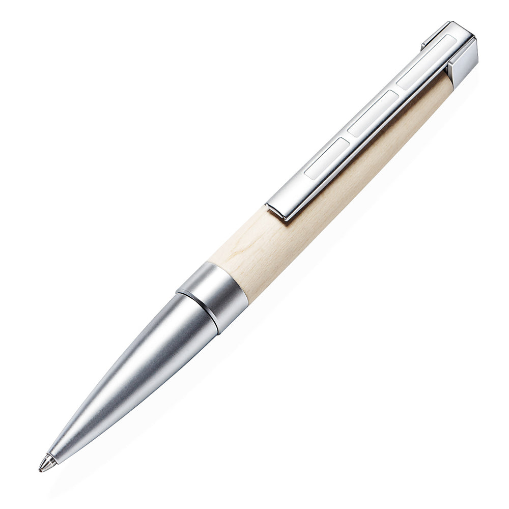 Stylo bille Staedtler Lignum en bois d'érable, présenté à un angle de 45°. Ce stylo allie le design naturel du bois d'érable à une fonctionnalité moderne, offrant une expérience d'écriture élégante et durable.