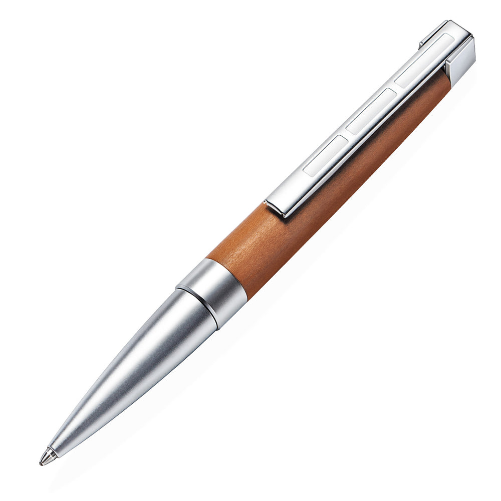 Stylo bille Staedtler Lignum en bois de prunier, présenté à un angle de 45°. Ce stylo allie le design riche du bois de prunier à une fonctionnalité moderne, offrant une expérience d'écriture élégante et raffinée.