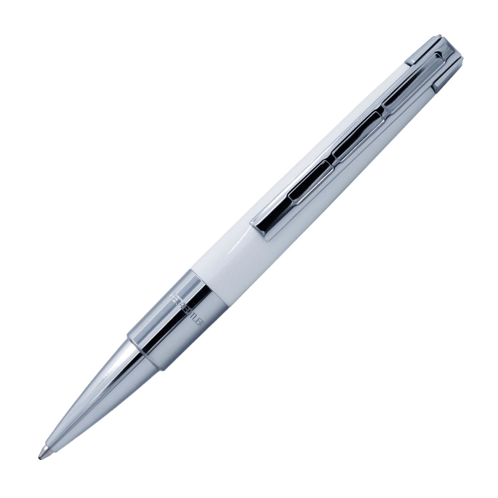 Stylo bille Staedtler Resina en blanc avec finitions chrome brillant, présenté à un angle de 45°. Ce stylo combine une élégante finition blanche avec des détails chromés pour un look sophistiqué et moderne.