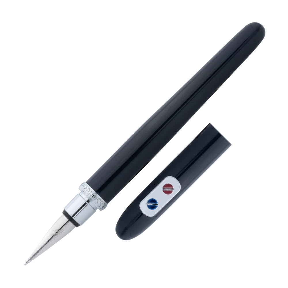 Un stylo plume bleu marine est présenté sur un fond blanc. Le stylo est incliné à 45 degrés, avec le bouchon retiré et positionné parallèlement au stylo, montrant ainsi la plume du stylo exposée.