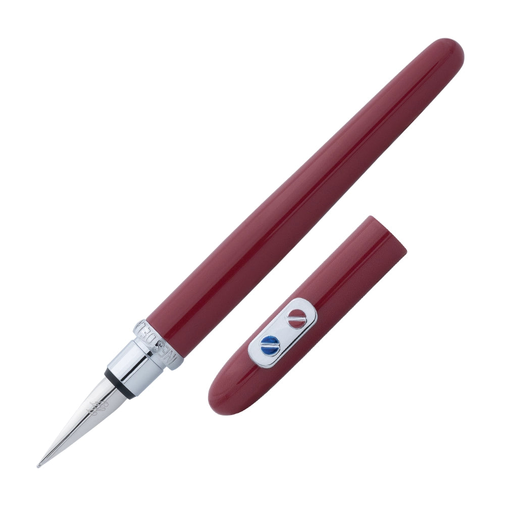 Un stylo plume bordeaux rouge avec attributs chromes de la marque Inès de la Fressange est incliné à 45 degrés, avec le bouchon retiré et placé parallèlement au stylo, sur un fond blanc.