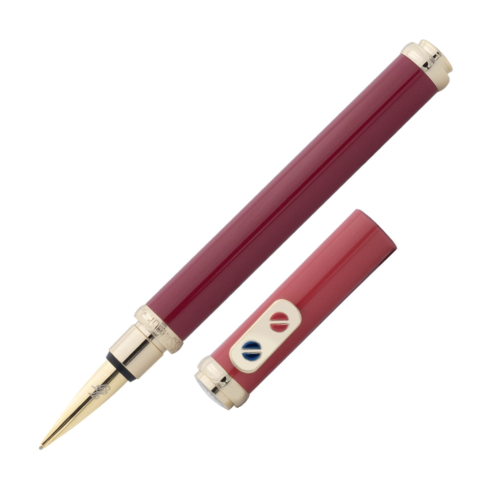 Un stylo plume bordeaux rouge avec attributs dorés de la marque Inès de la Fressange est incliné à 45 degrés, avec le bouchon retiré et placé parallèlement au stylo, sur un fond blanc.