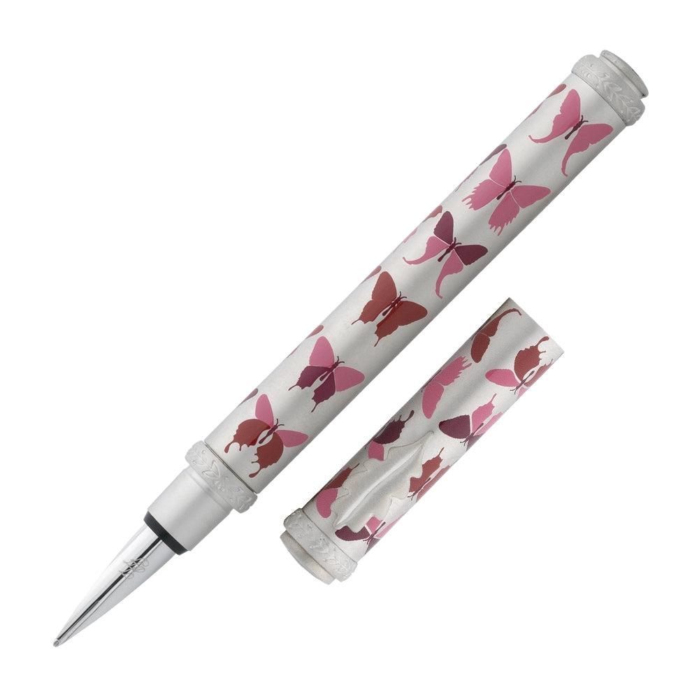 Un stylo plume Butterfly rose chamois de la marque Inès de la Fressange est incliné à 45 degrés, avec le bouchon retiré et placé parallèlement au stylo, sur un fond blanc.