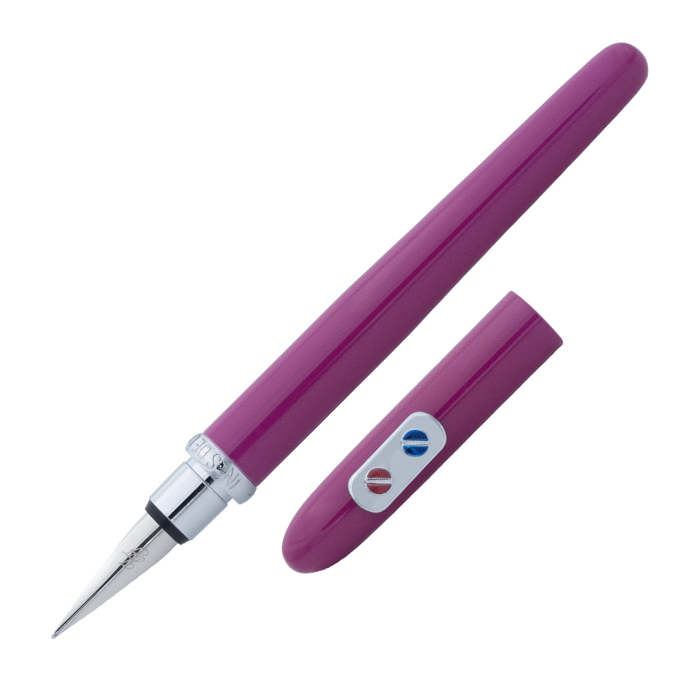 Un stylo plume fuchsia avec attributs chromes de la marque Inès de la Fressange est incliné à 45 degrés, avec le bouchon retiré et placé parallèlement au stylo, sur un fond blanc.