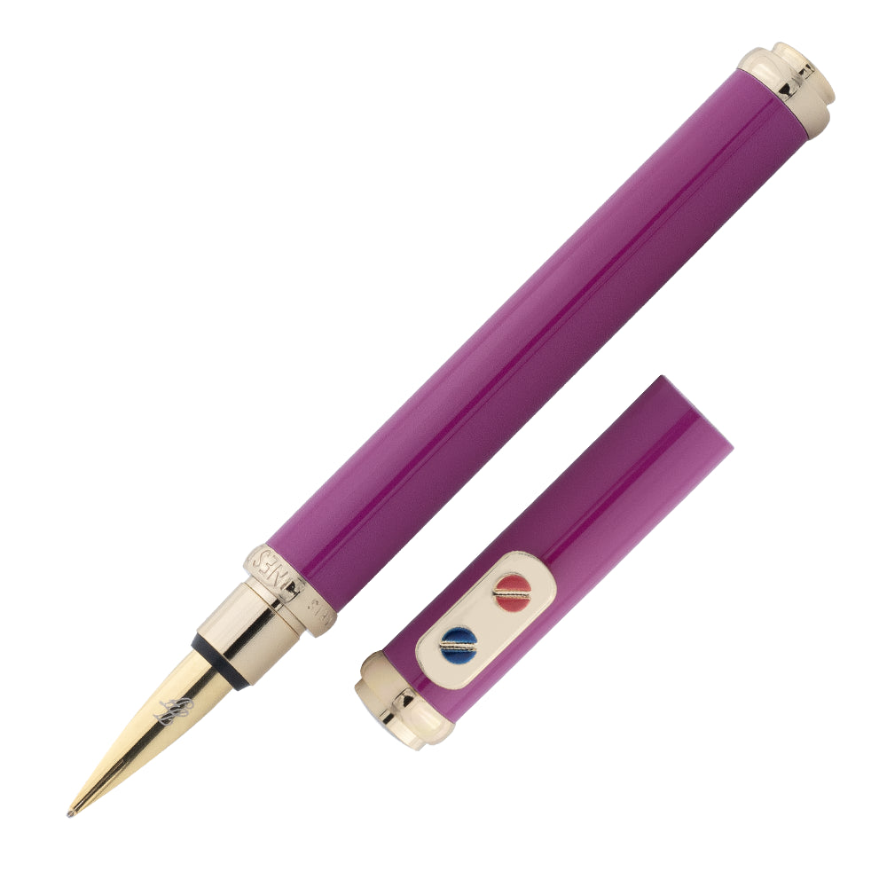 Un stylo plume fuchsia avec attributs dorés de la marque Inès de la Fressange est incliné à 45 degrés, avec le bouchon retiré et placé parallèlement au stylo, sur un fond blanc.