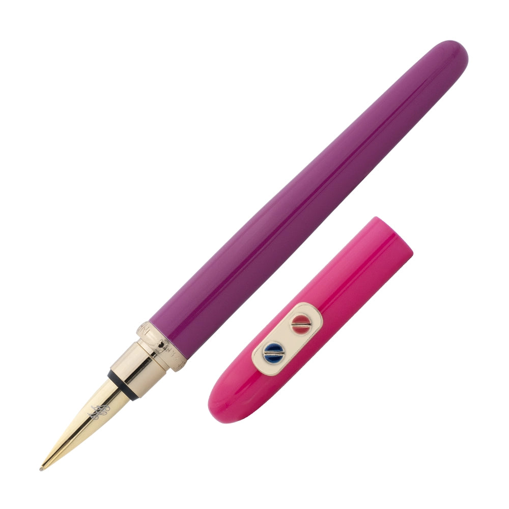 Un stylo plume fuchsia rose avec attributs dorés de la marque Inès de la Fressange est incliné à 45 degrés, avec le bouchon retiré et placé parallèlement au stylo, sur un fond blanc.